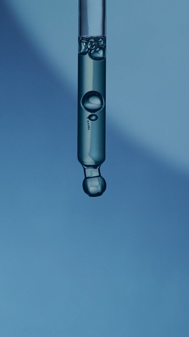 A potent Retinoid with remarkable compatibility with the skin, HPR works in tandem with prized emollients and essential oils.